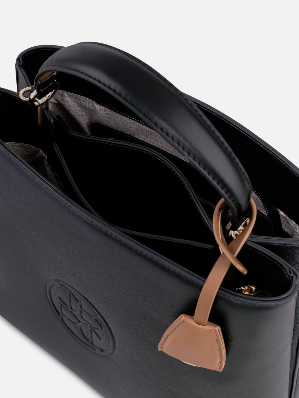 Satchel Aracia